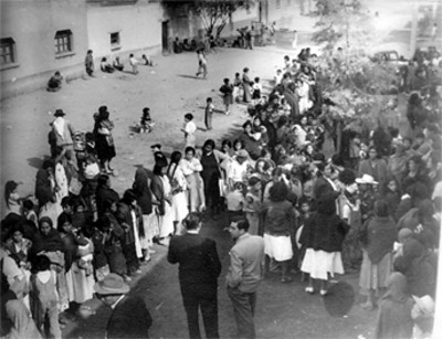 Madres con hijos de clase baja, formados para ser vacunados, retrato