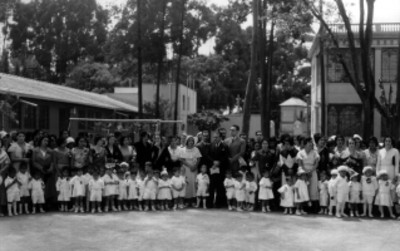 Niños, personal y damas voluntarias de la Casa Cuna, retrato