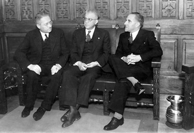 Dr. Enrique Hernández con dos funcionarios
