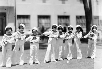 Casa del Niño, niñas en fila, retrato