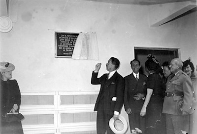 Develación de la placa inaugural de la casa de la madre