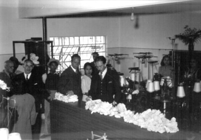 Funcionarios públicos en el taller de hilados de la Casa de la Madre