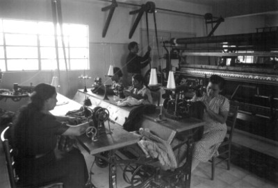 Casa de la Madre Juan Duque de Estrada, costureras en máquinas de coser