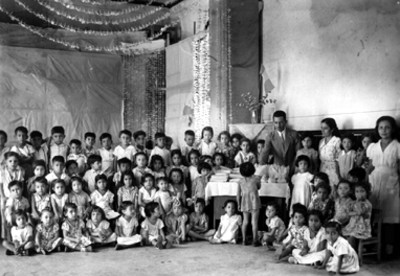 Reparto de ropa, juguetes y dulces en un jardín de niños, retrato