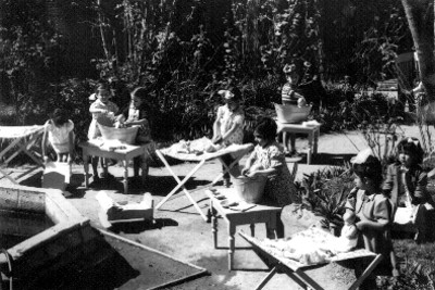 Niñas jugando en un jardín