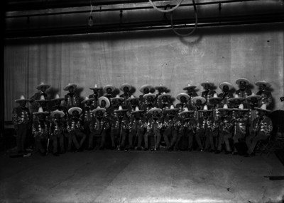 Miguel Lerdo de Tejada e hijo acompañados de la Orquesta Típica Mexicana durante un concierto, retrato de grupo