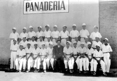 Grupo de panaderos con un funcionario