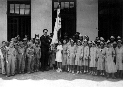 Niños y niñas de aproximadamente 4° año de primaria con su maestra, retrato escolar