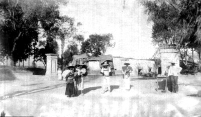"392. Carboneros", en la calle de un pueblo