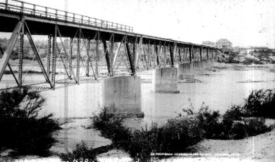 Puente sobre el Río Grande en Laredo, "Bridge our the Río Grande, Laredo"