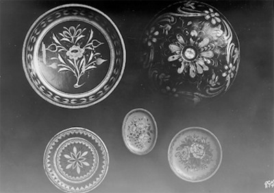 Platos y tazones de cerámica vidriada con ornamentación floral