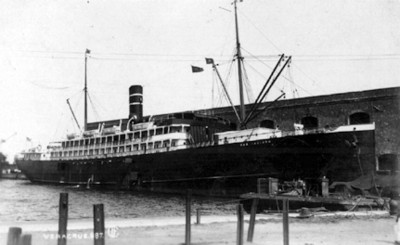 Barco varado en un puerto, vista general