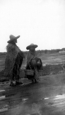 Pareja indígena en la carretera