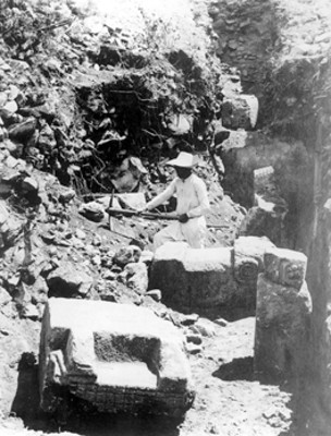 Hombre trabaja en la excavación del Templo de Tláloc