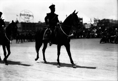 Gilberto Limón Marquez, general montando a caballo es recibido por la gente durante una ceremonia