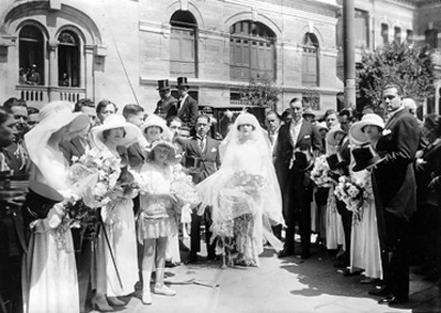 Novios y acompañantes, retrato