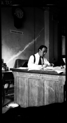 Enrique de Llano "Rascarrabias", traajando en su oficina