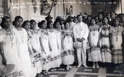 "Gral. Alvarado con mujeres Yucatecas", retrato de grupo