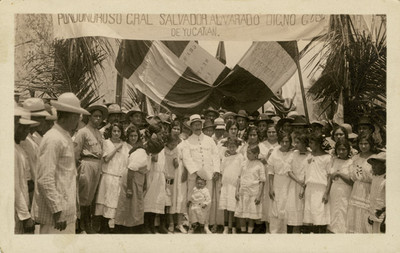 Salvador Alvarado con gente, retrato