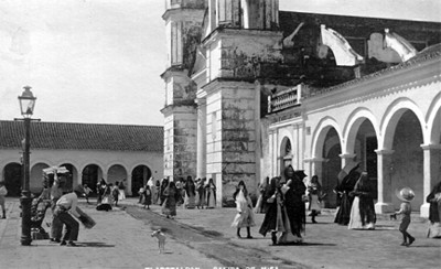 Mujeres salen de una misa
