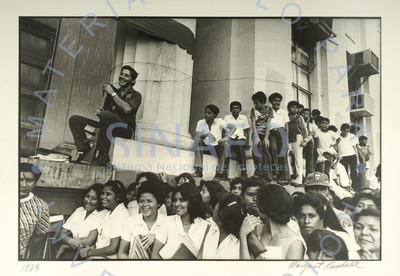 Aglomeración de estudiantes en una calle
