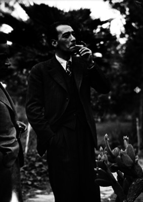 Vicente Lombardo Toledano fuma en un jardín, retrato