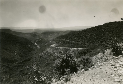 Camino de terracería entre cerros, paisaje