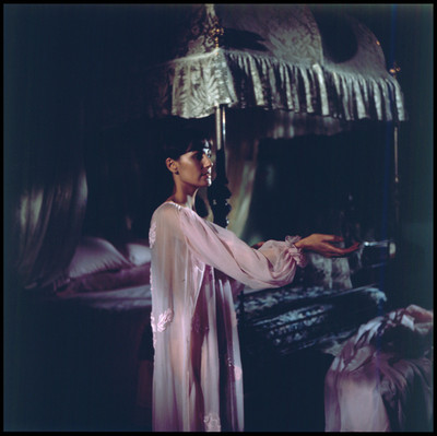 Helena Rojo de pie y perfil izquierdo durante una escena en la película La Casa del Sur