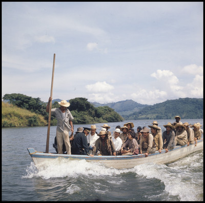 Hombres y mujeres van abordo de canoa, escena de la película La casa del sur