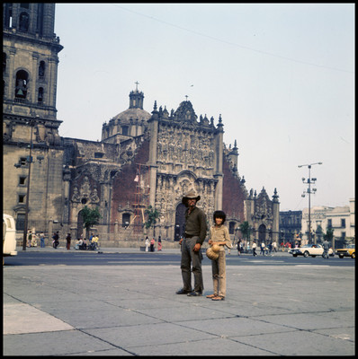 Rodrigo Puebla y Pinolillo durante la grabación de una escena en el Zocalo del a Ciudad de México