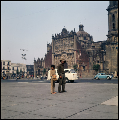 Rodrigo Puebla y Pinolillo durante la grabación de una escena en eL Zócalo de la ciudad de México