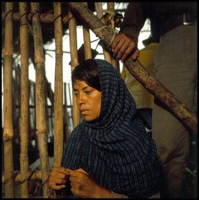 Mujer con rebozo y rosario en las manos, escena de la película