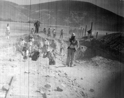 Hombres recogen material del proceso de desazolve del Río de las Avenidas