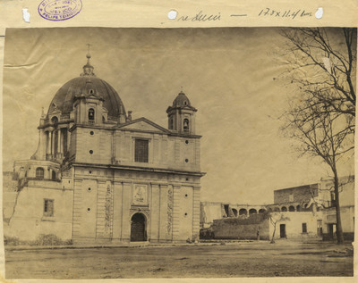 Vista frontal de la Iglesia de Loreto