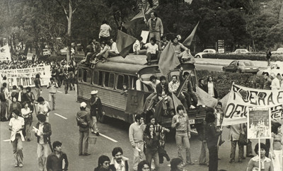 Estudiantes y trabajadores Universitarios en marcha por las calles en conmemoración del Movimiento del 68'