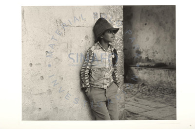 Niño recargado en una pared, en el poblado de Tepalca, retrato