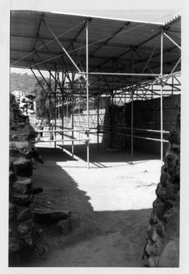 Colocación del techo para la protección del Coatepantli de Tula