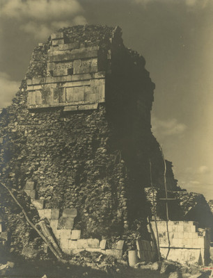 Fachada posterior del Templo de los Tigres o Jaguares antes de iniciarse los trabajos de reposición del revistimiento de piedra