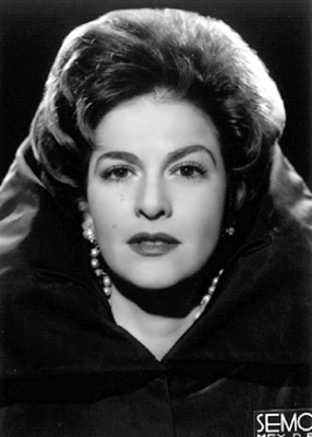 Carmen Montejo con rostro al frente, retrato