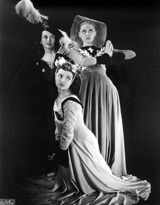 Bailarinas del "Ballet Teatro" "Tres virgenes", retrato de grupo