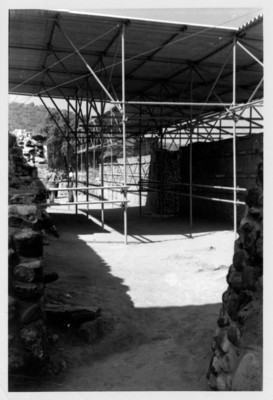 Colocación del techo para la protección del Coatepantli de Tula