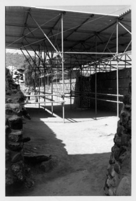 Colocación del techo para la protección del Coatepantli de Tula