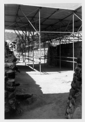Colocación del techo para la protección del Coatepantli de Tula