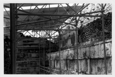 Estructuras del techo colocado entre el edificio B y el Palacio de Quetzalcóat, para protección del Coatepantlil en Tula