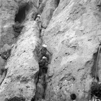 Arqueólogos realizando exploraciones en las peñas de Chalcatzingo