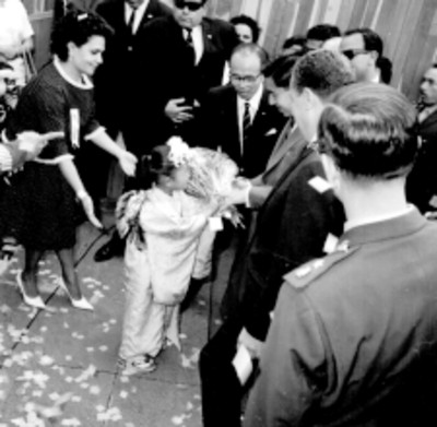 Akihito, Benito Coquet y funcionarios subiendo a presídium durante su visita a la Unidad Independencia