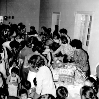 Gente durante un festival del Día del Niño en una guardería del IMSS