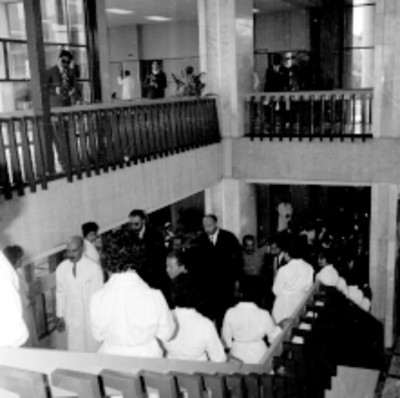 Adolfo López Mateos, funcionarios y médicos recorriendo estacionamiento de la clínica del IMSS Unidad Revolución durante su inauguración