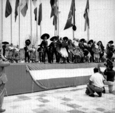 Juan bosch y funcionarios durante una ceremonia en Unidades IMSS