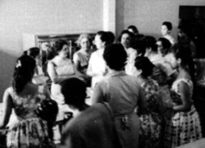 Eva Sámano platicando con mujeres en la cocina del nuevo centro social del IMSS en Manzanillo